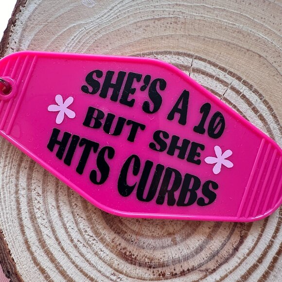 She's A 10 But She Hits Curbs Motel Keychain - Picture 1 of 2